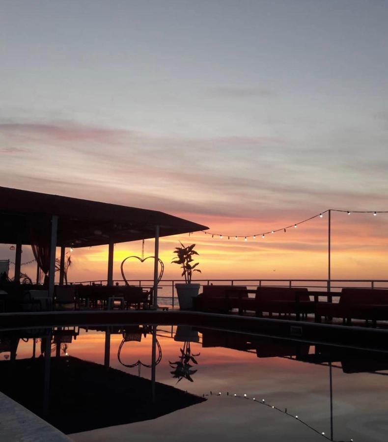 Beach Club Odessa Hotel Night Club Bagian luar foto